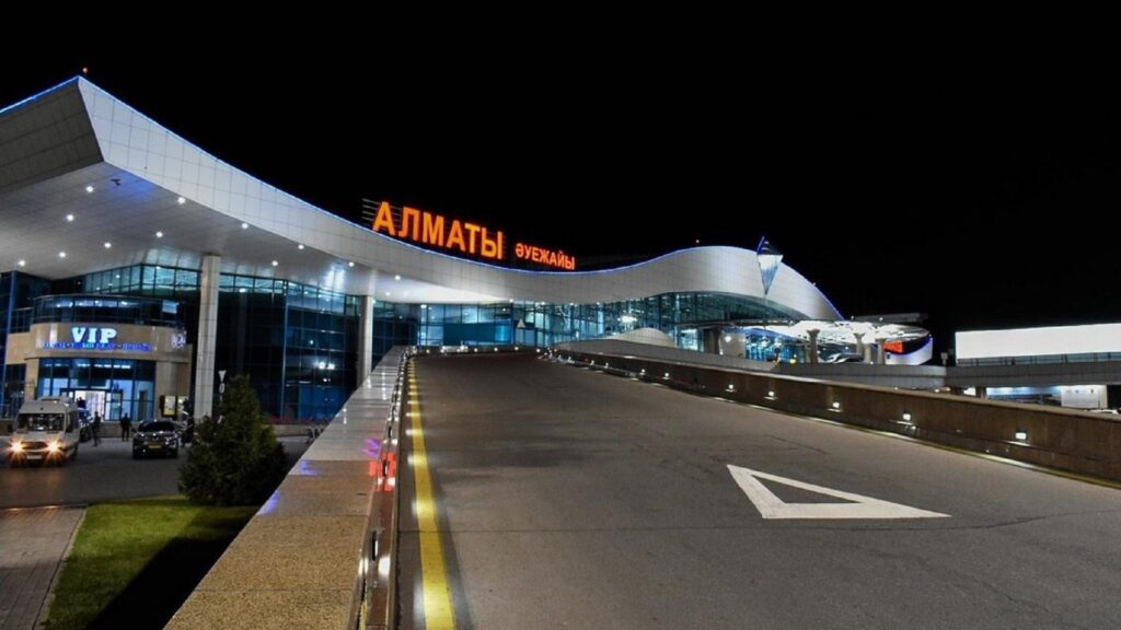Аэропорт Алматы ночью