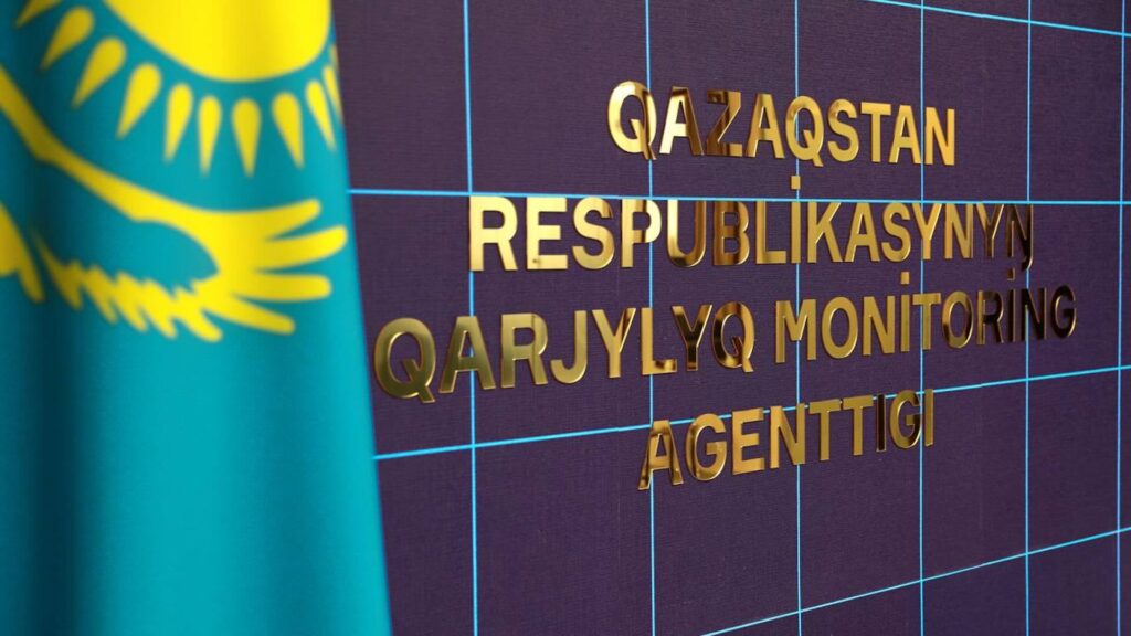 Надпись АФМ на стене и флаг Казахстана