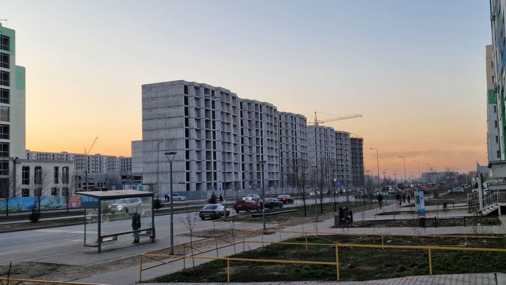 Вид на стройку многоквартирных домов в Алматы