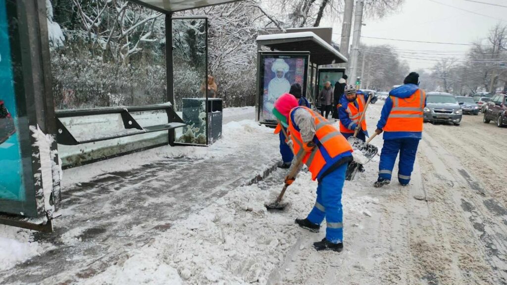 В Алматы свыше тысячи дорожных рабочих и 425 единиц техники задействованы в уборке снега