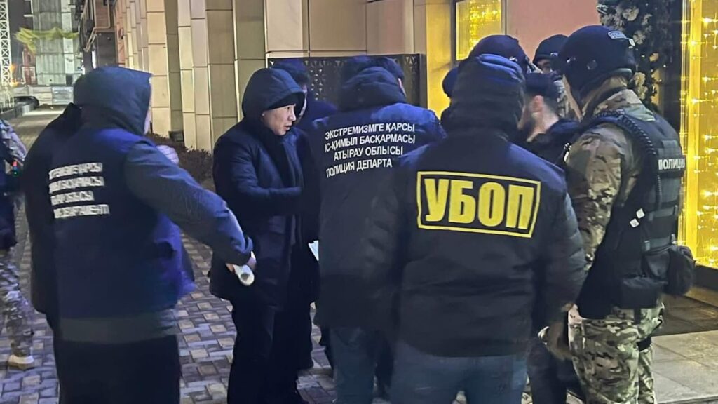 В Атырау задержали подозреваемых в вымогательстве 7 млн тенге у выигравшего тендер предпринимателя