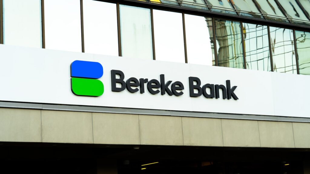 Вывеска Bekere Bank перед входом в отделение банка