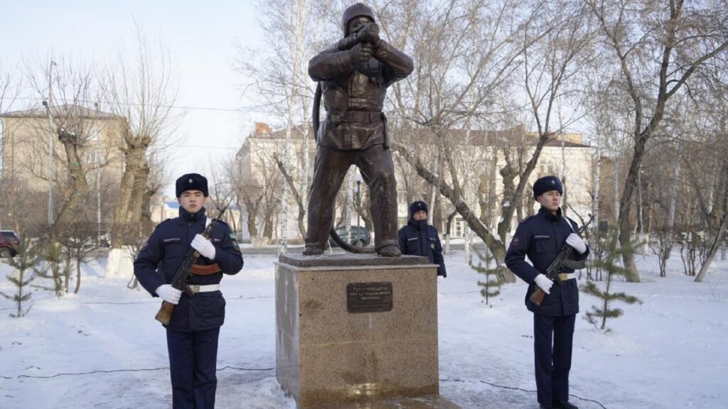 В Кокшетау поставили памятник пожарному Аскару Забикулину_bizmedia.kz