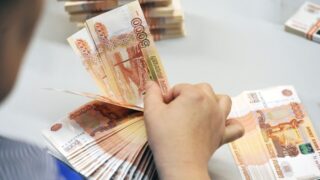 В обменных пунктах Казахстана продали рублей на 24 миллиарда тенге больше, чем купили