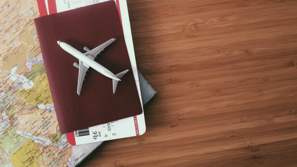 Паспорт, билет на самолет и карта лежат на столе