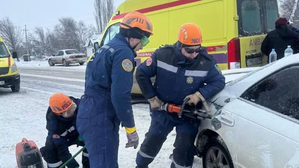 В результате ДТП в Алматинской области трое людей оказались зажатыми в автомобиле