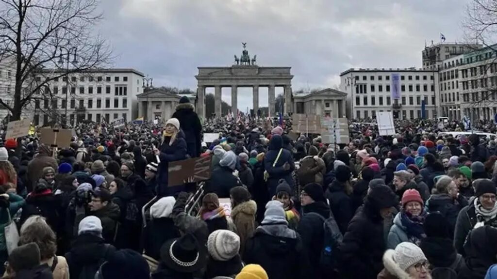 В результате столкновения с полицией на митинге в Германии пострадали восемь человек