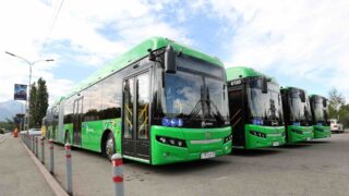 Водителей автобусов оградят специальной перегородкой от пассажиров в Алматы
