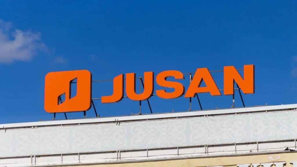 Логотип Jusan Bank на крыше высотного здания