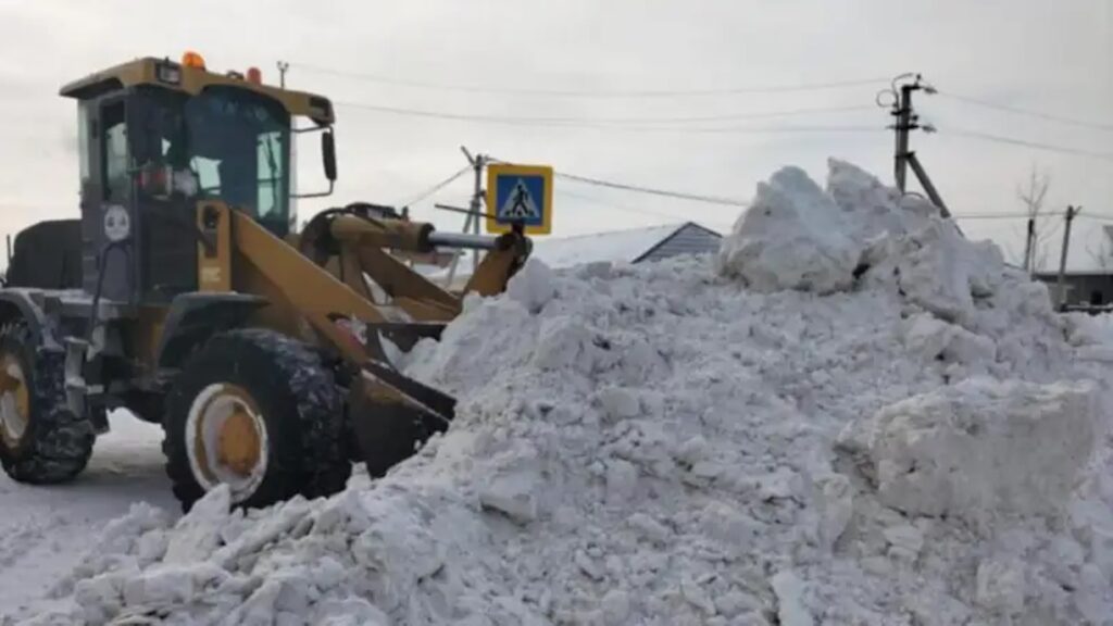 За сутки из Астаны было вывезено более 3 тысяч грузовиков снега