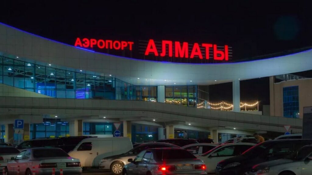 Вид на здание аэропорта Алматы ночью