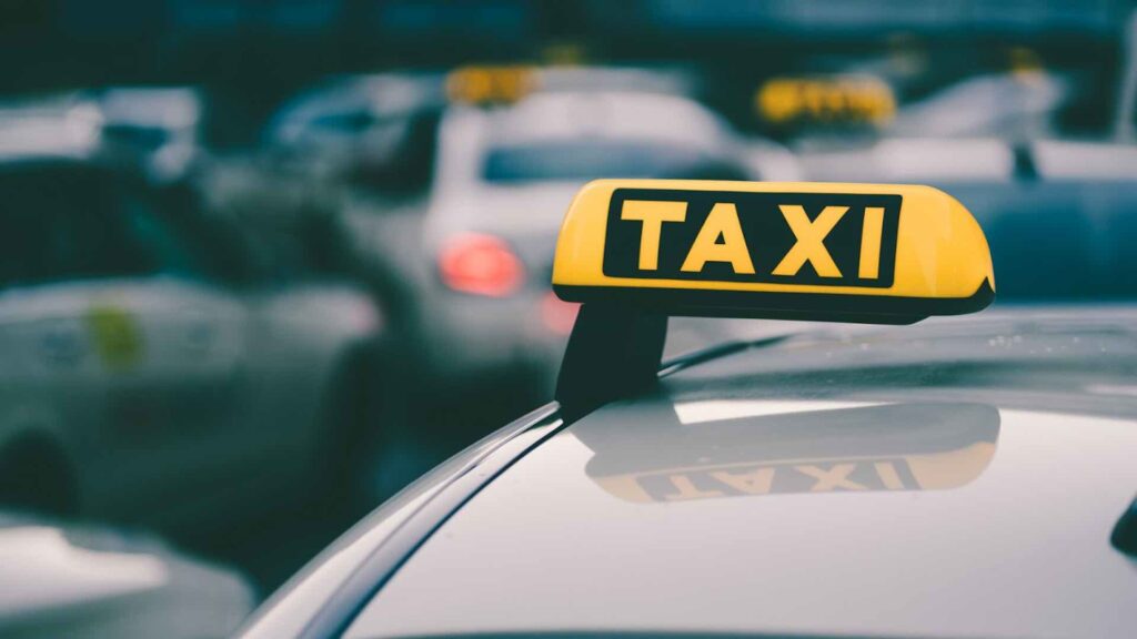 Значок Taxi на автомобиле