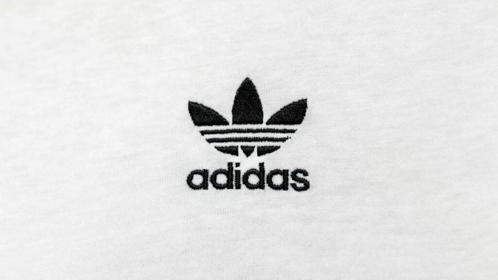 Логотип Adidas на футболку в одном из магазинов компании