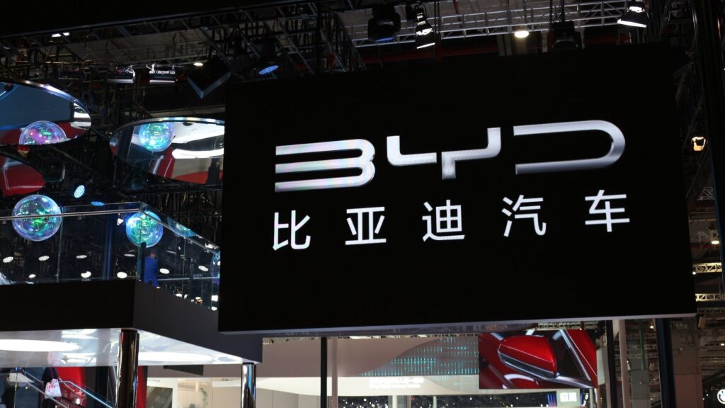 Логотип BYD на выставке в Китае
