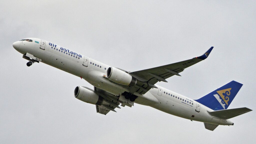 Самолет компании Air Astana в небе