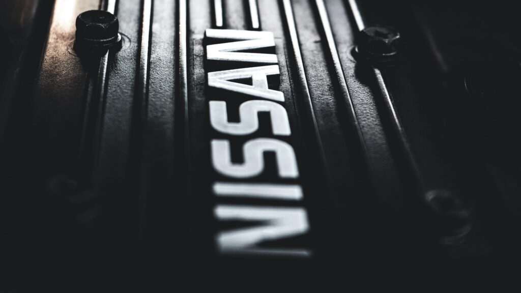 Логотип Nissan на автомобиле