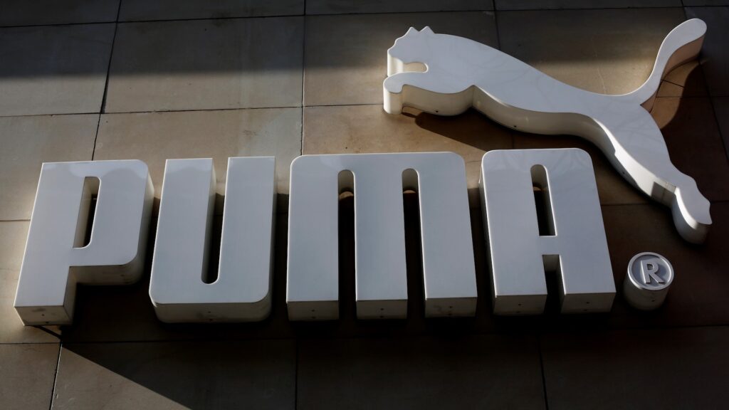 Логотип Puma на здании магазина