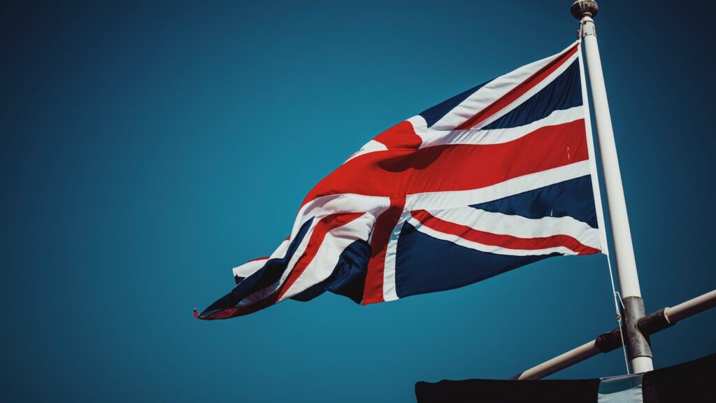 Флаг Великобритании развивается над синим небом