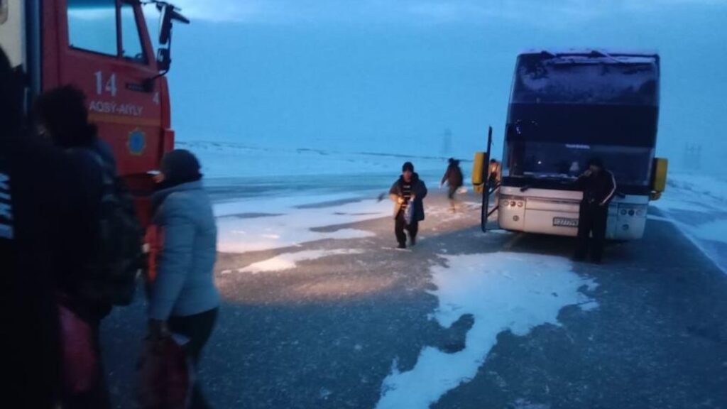 Более 60 граждан Таджикистана эвакуировали из автобуса в Карагандинской области