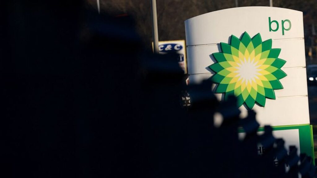 BP превзошла прогноз по прибыли на четвертый квартал и увеличила выкуп акций