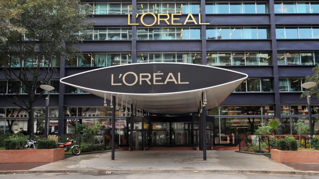 Логотип L'Oreal при входе в здание