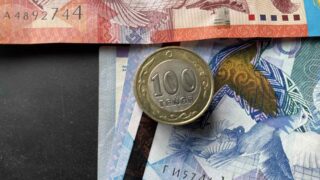 Сколько стоят доллар, евро и рубль в обменниках 4 мая