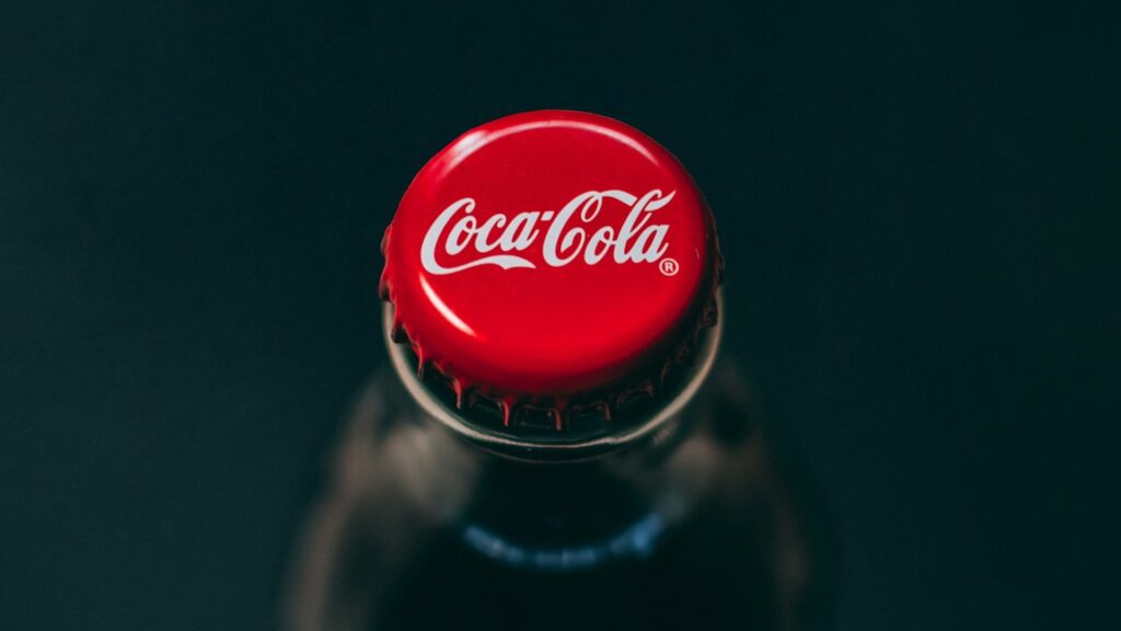 логотип Coca-Cola на крышке бутылки напитка