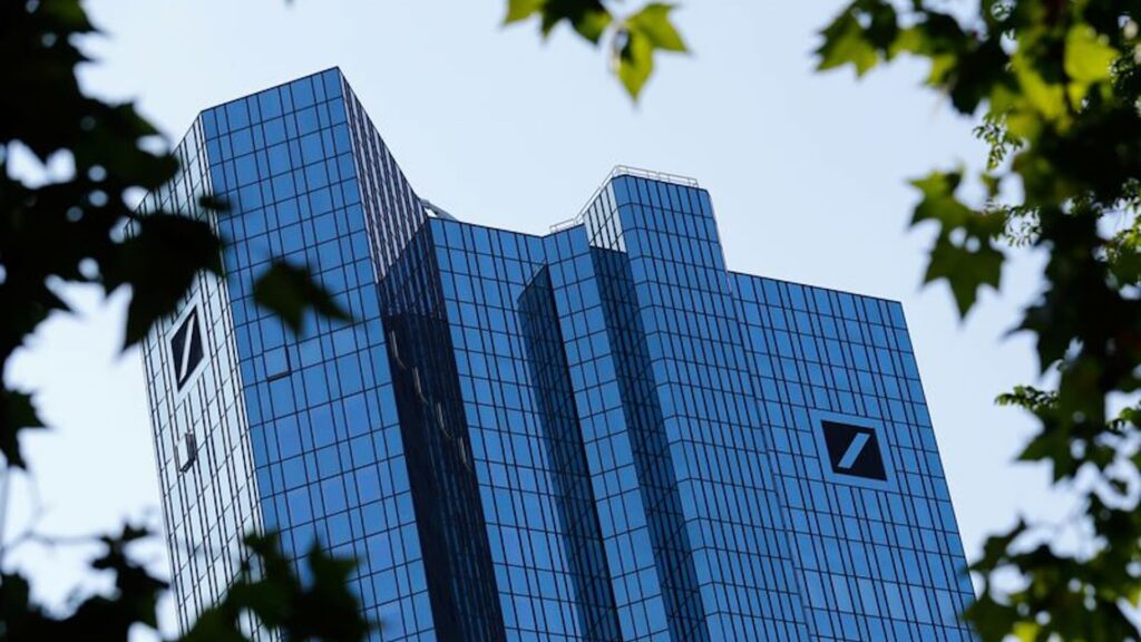 Deutsche Bank собирается сократить 3 500 рабочих мест и выкупить акции из-за падения прибыли