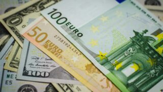 «Чистые» продажи евро упали сразу на 17% в Казахстане