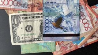Сколько стоят доллар, евро и рубль в обменниках 24 апреля