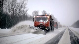 Последствия большого снегопада устраняют коммунальные службы Алматы