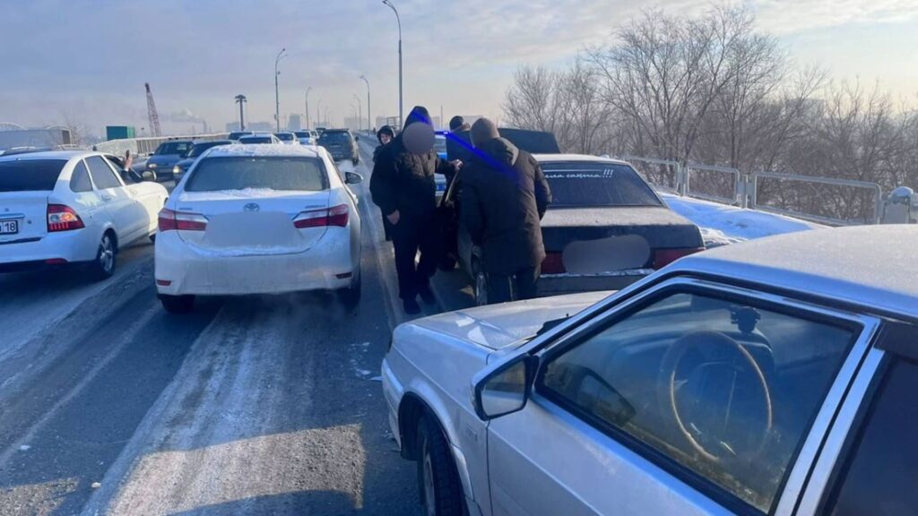 ДТП на мосту вызвало затор в городе Семей - полиция рекомендует объезжать пробку