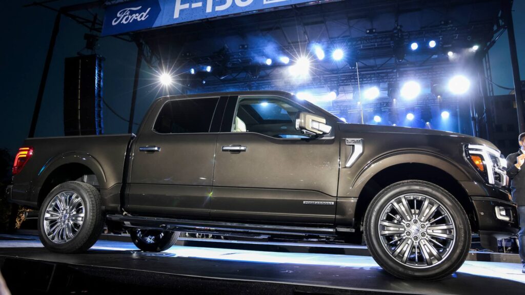 Форд приостанавила поставки новых электромобилей F-150 Lightning