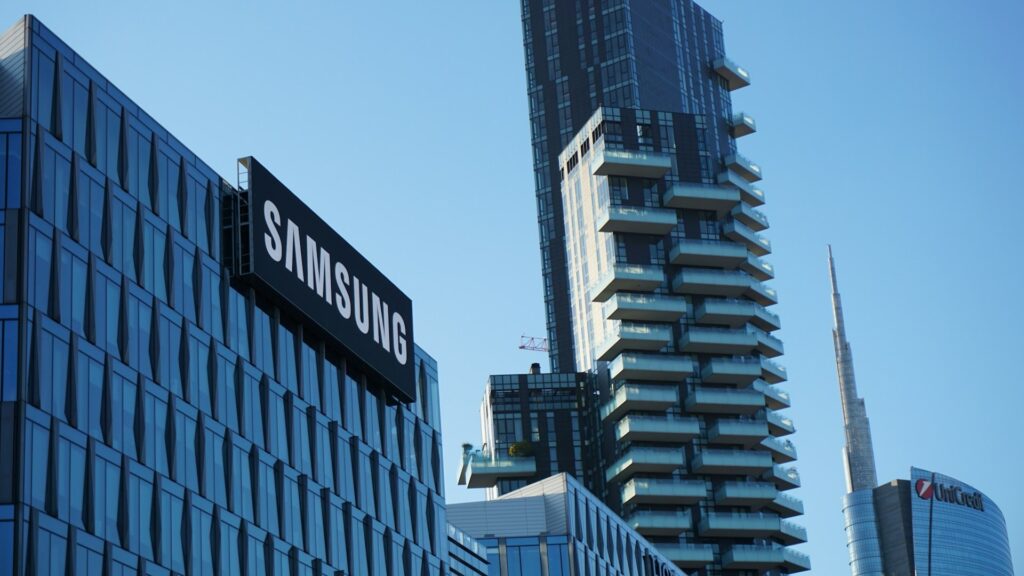 Логотип Samsung на здании