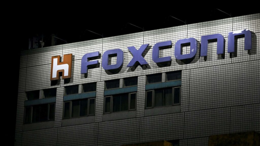 Логотип Foxconn на здании организации с подстветкой