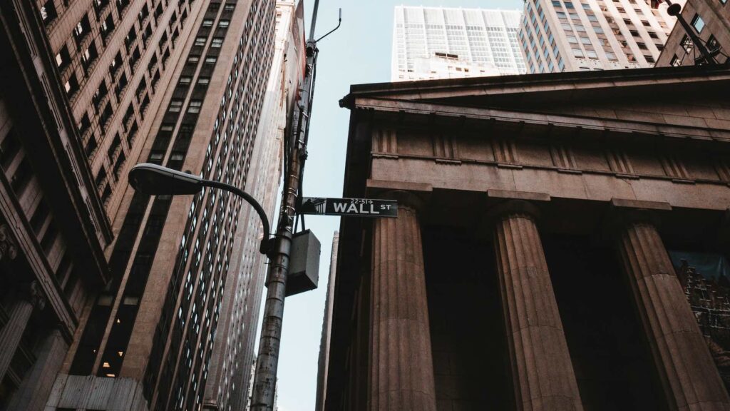 Указатель Wall Street у New York Stock Exchange