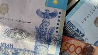 Номинальная зарплата в Казахстане достигла 382,3 тысячи тенге — снижение почти на 3%