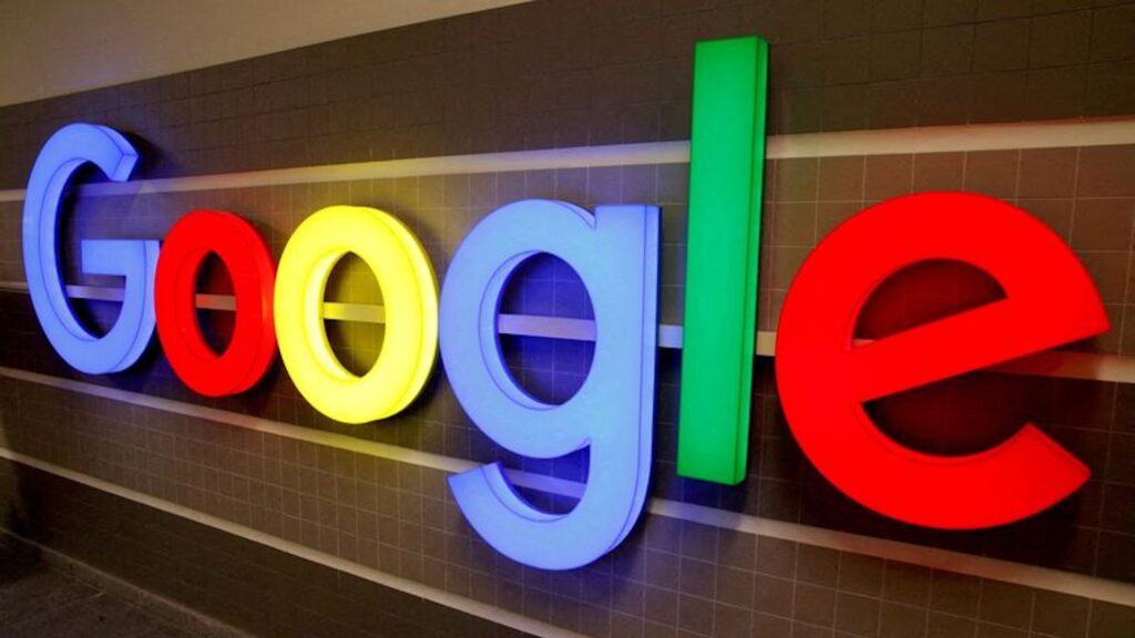 Логотип Google на стене