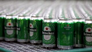 Heineken осторожно относится к прогнозу прибыли на 2024 год из-за нестабильных экономических условий
