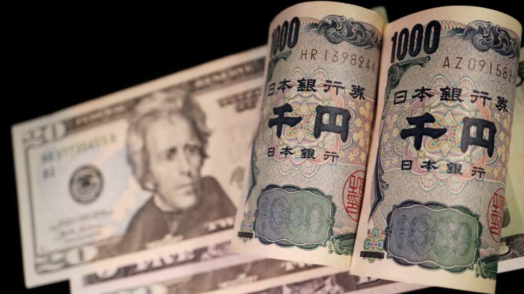 Японская иена рядом с долларом США на черном фоне