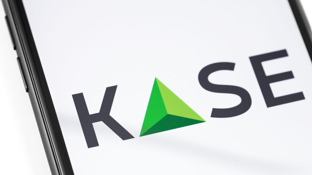 логотип KASE на экране телефона