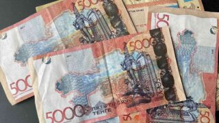 Из Казахстана за рубеж отправили в 3 раза больше денег, чем получили