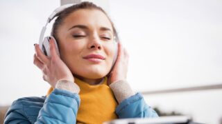 Любите наушники? Летом это может обернуться проблемами со здоровьем