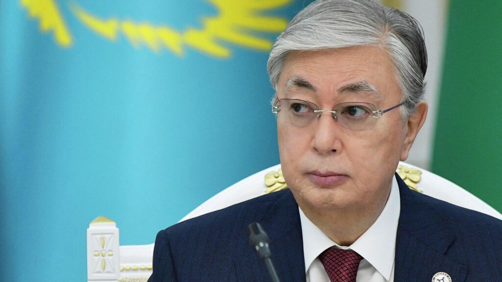 Касым-Жомарт Токаев и флаг Казахстана