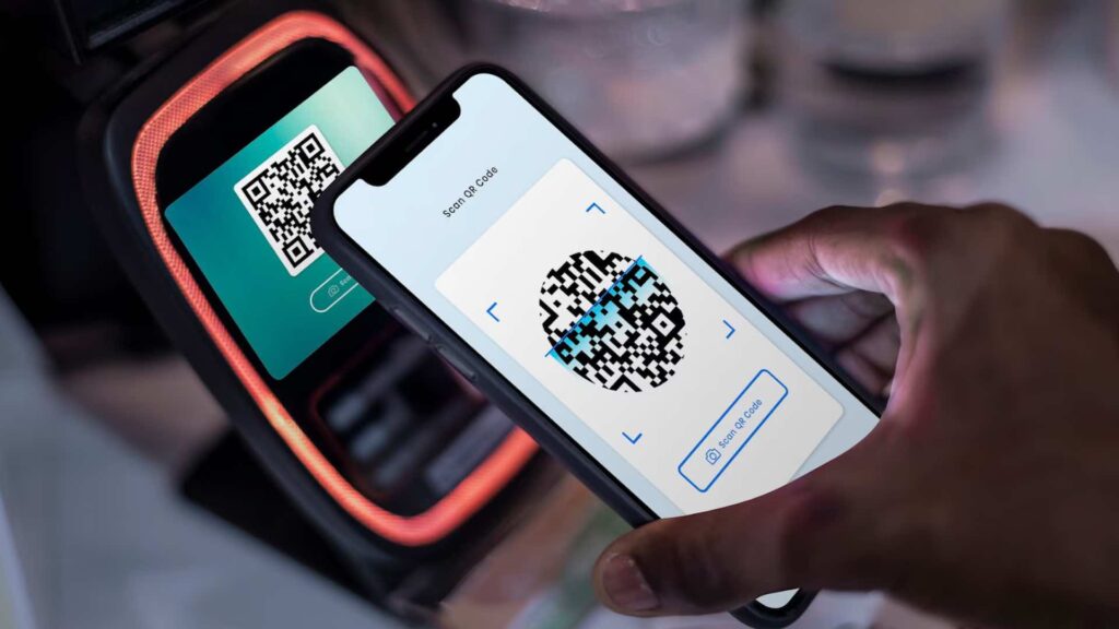 Человек сканирует QR-код