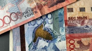 Сколько стоят доллар, евро и рубль в обменниках 12 апреля