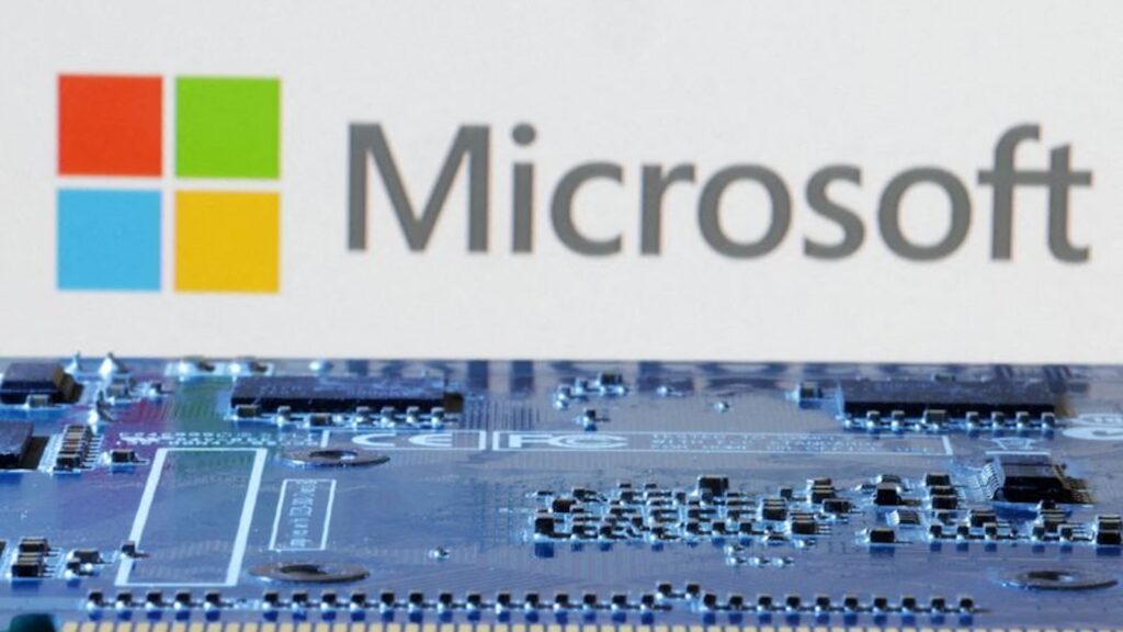 Логотип Microsoft на фоне чипа
