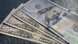 Сколько стоят доллар, евро и рубль в обменниках и официальные курсы на 5 апреля