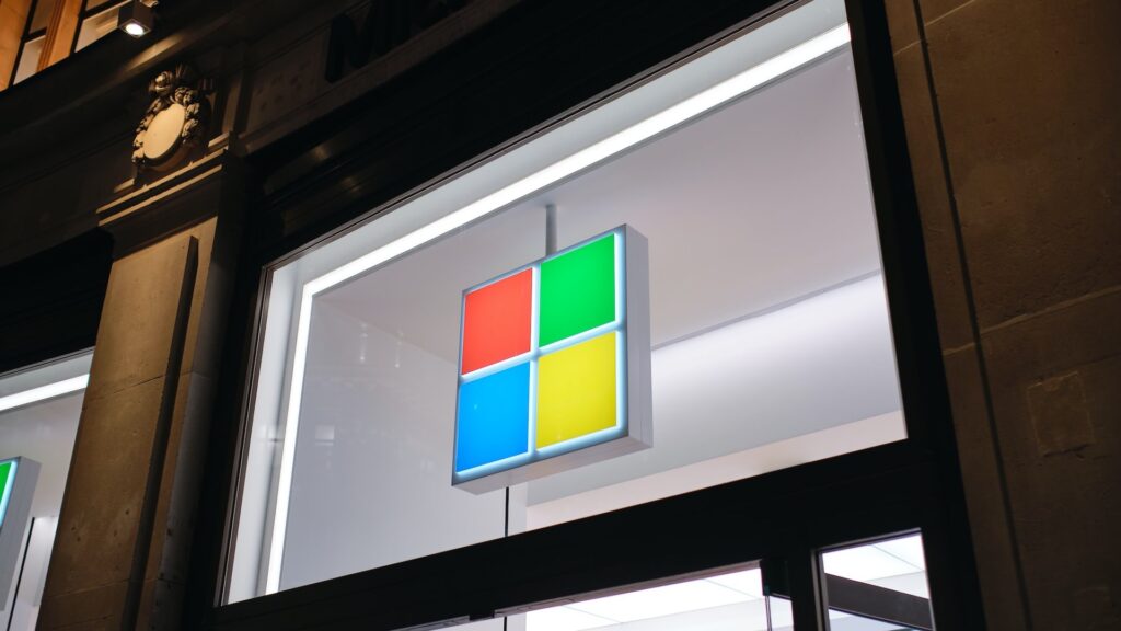 Логотип Microsoft у входа в специализированный магазин компании