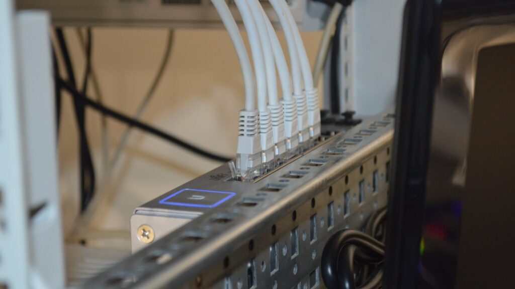 Модем, в который воткнуты кабели Ethernet 